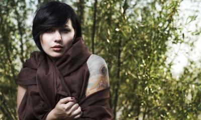 Nascondere i tatuaggi con il trucco