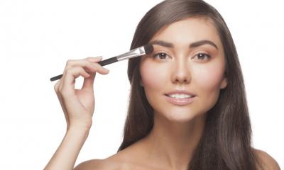Trucco per occhi marroni piccoli